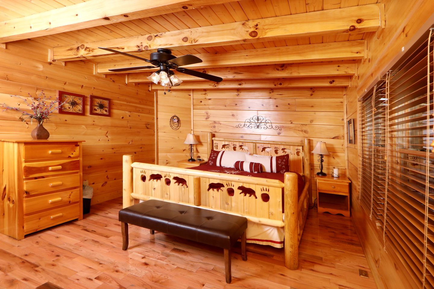 Wooden Pet-Friendly Cabin with Hot-Tub, Game Room and Pool in Sevierville, Tennessee