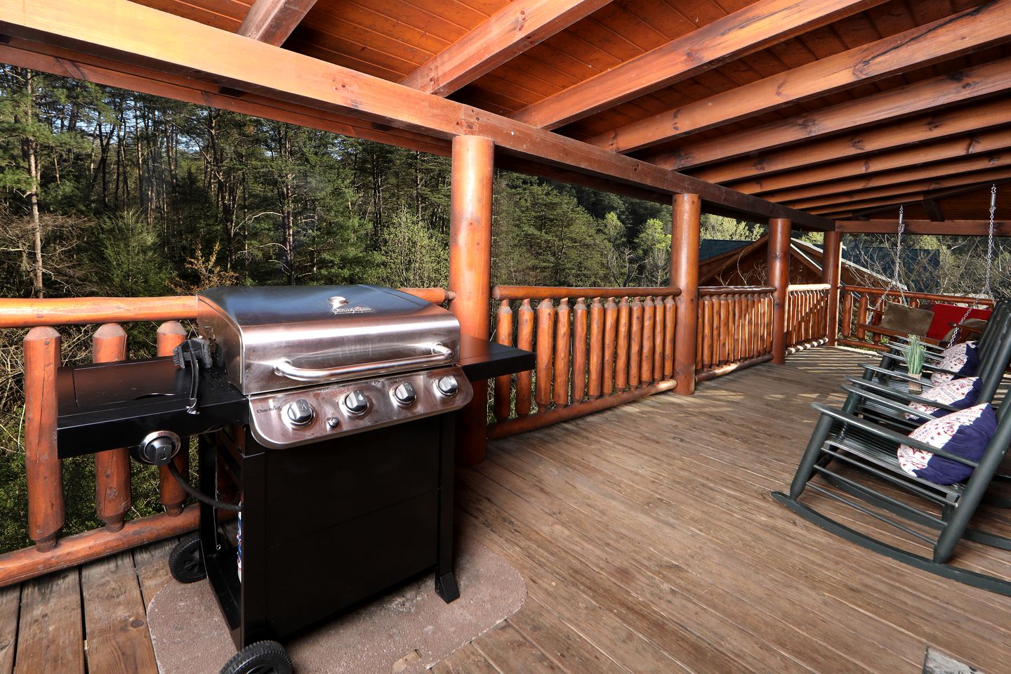 Wooden Pet-Friendly Cabin with Hot-Tub, Game Room and Pool in Sevierville, Tennessee