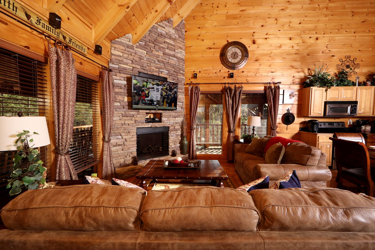 Wooden Pet-Friendly Cabin with Hot-Tub, Game Room and Pool in Sevierville, Tennessee