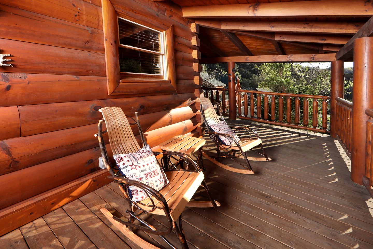 Wooden Pet-Friendly Cabin with Hot-Tub, Game Room and Pool in Sevierville, Tennessee