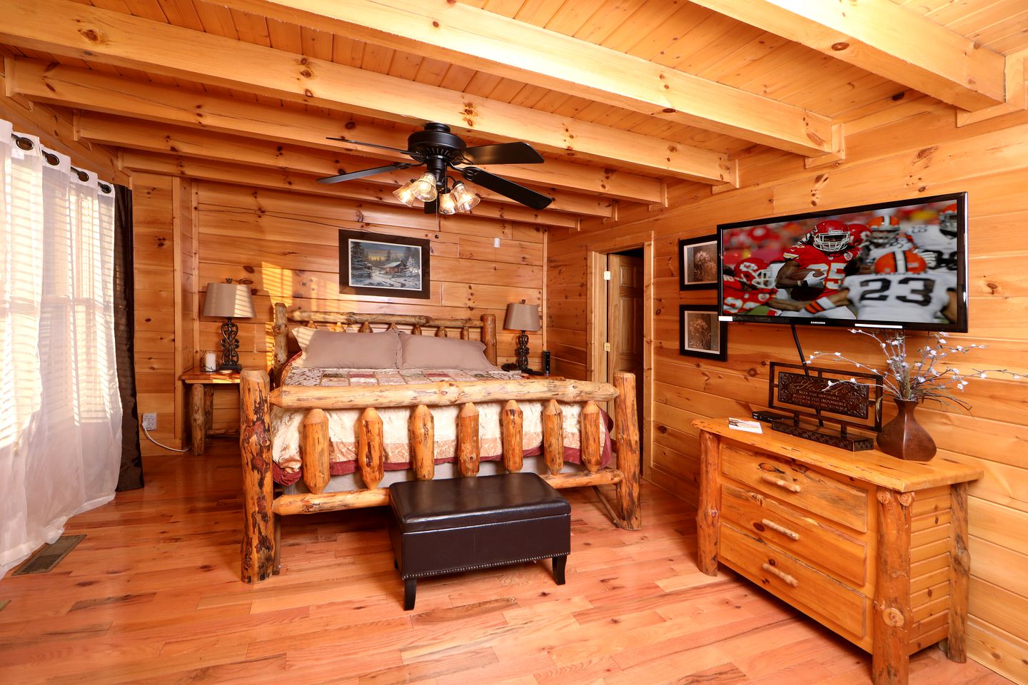 Wooden Pet-Friendly Cabin with Hot-Tub, Game Room and Pool in Sevierville, Tennessee
