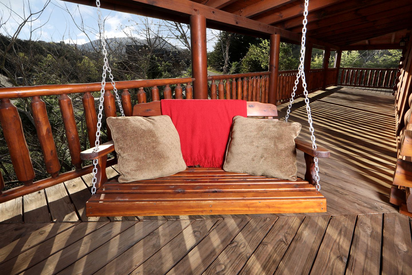 Wooden Pet-Friendly Cabin with Hot-Tub, Game Room and Pool in Sevierville, Tennessee