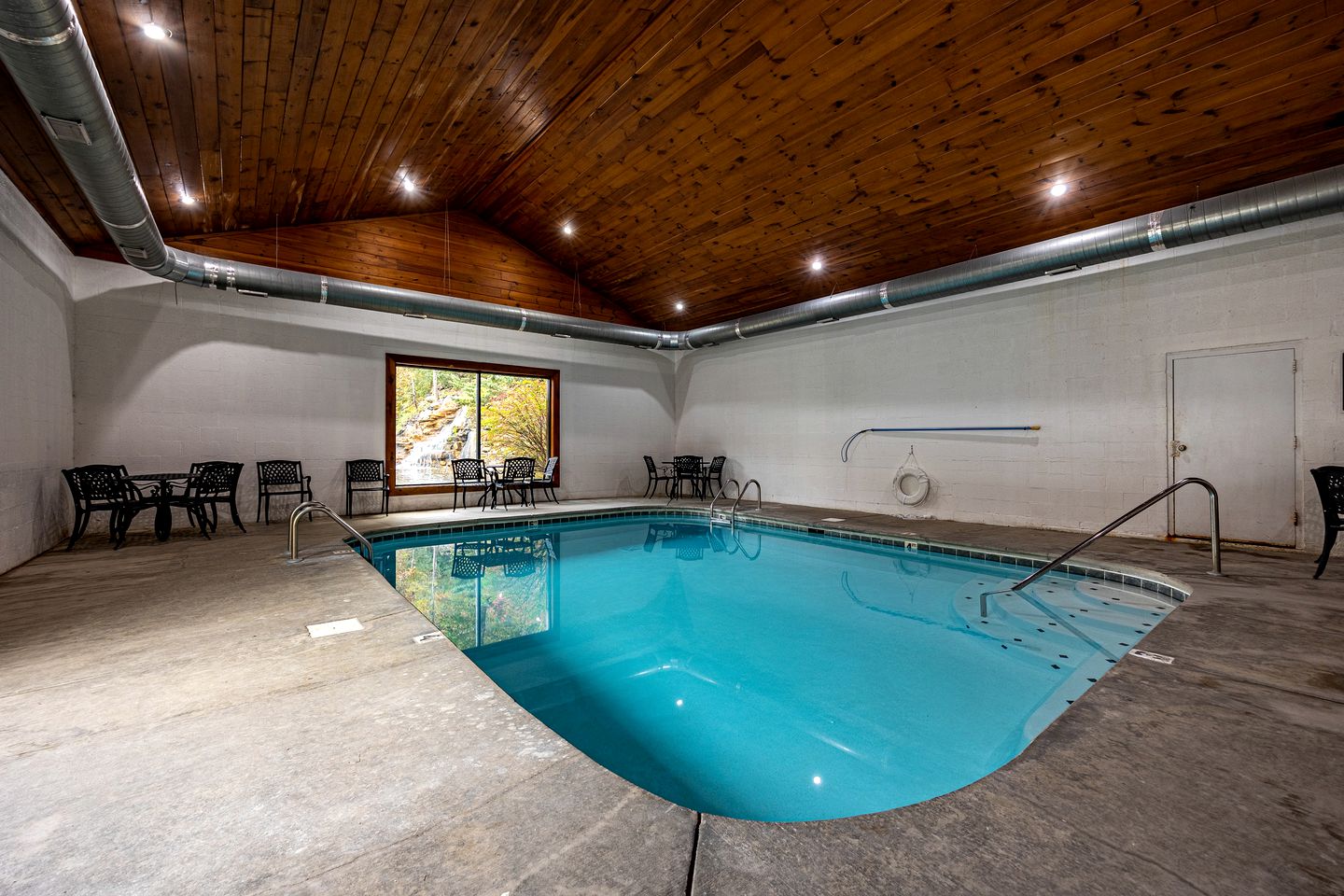Wooden Pet-Friendly Cabin with Hot-Tub, Game Room and Pool in Sevierville, Tennessee