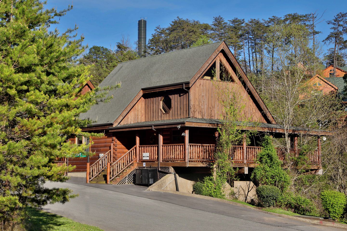 Wooden Pet-Friendly Cabin with Hot-Tub, Game Room and Pool in Sevierville, Tennessee