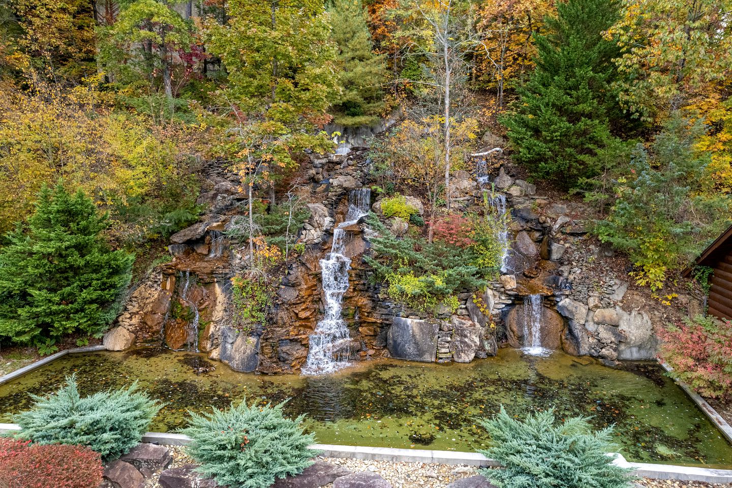 Wooden Pet-Friendly Cabin with Hot-Tub, Game Room and Pool in Sevierville, Tennessee
