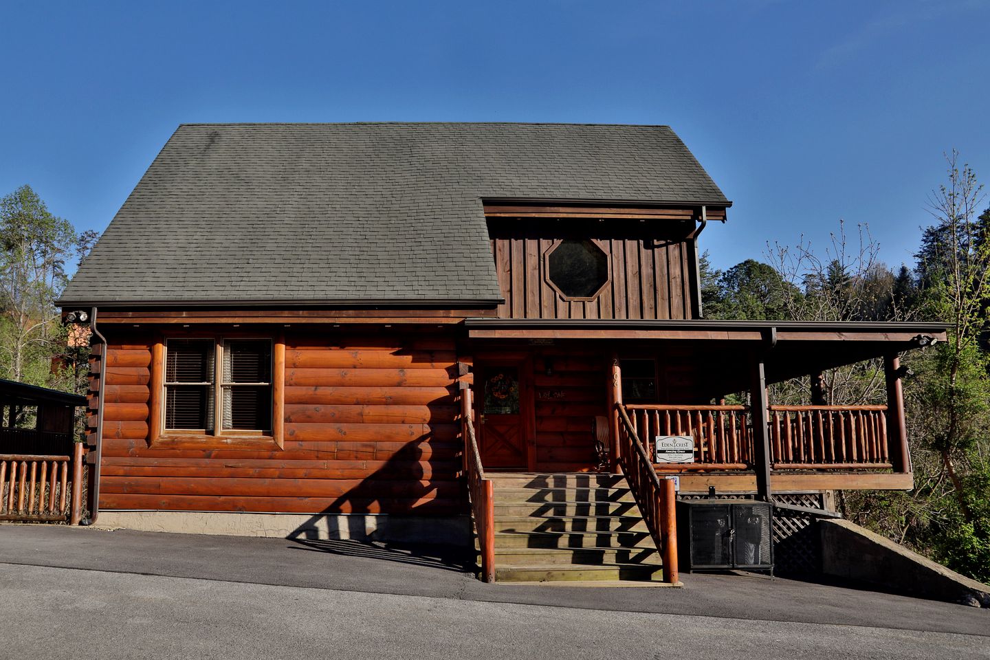 Wooden Pet-Friendly Cabin with Hot-Tub, Game Room and Pool in Sevierville, Tennessee