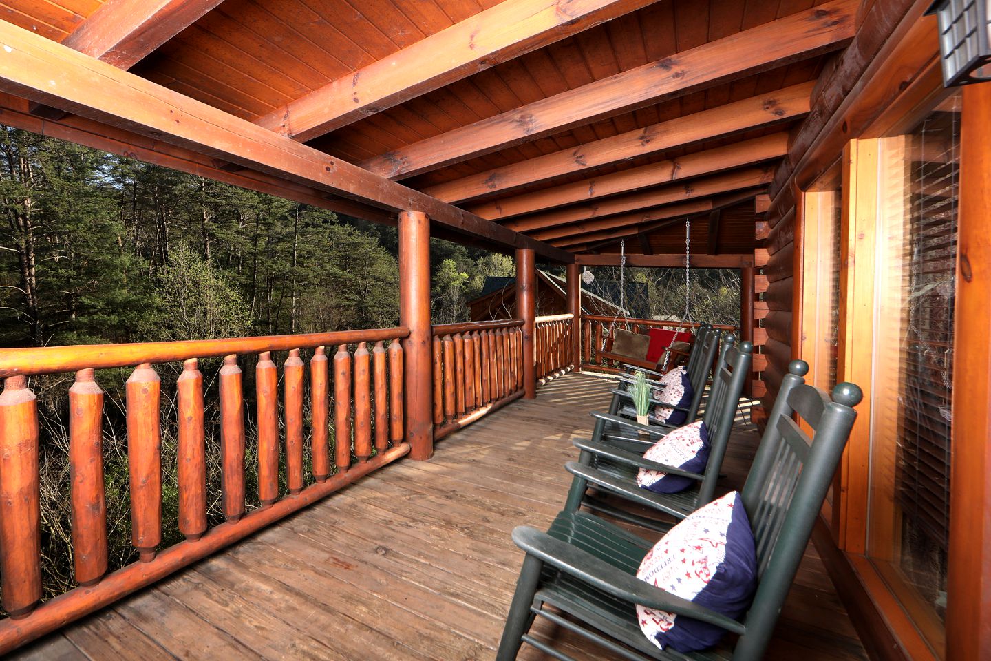 Wooden Pet-Friendly Cabin with Hot-Tub, Game Room and Pool in Sevierville, Tennessee