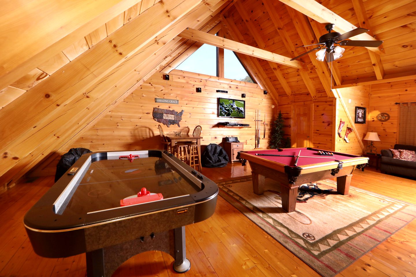 Wooden Pet-Friendly Cabin with Hot-Tub, Game Room and Pool in Sevierville, Tennessee