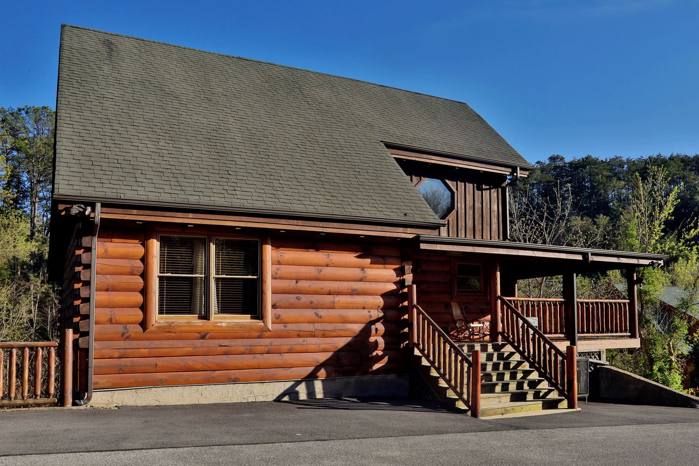 Wooden Pet-Friendly Cabin with Hot-Tub, Game Room and Pool in Sevierville, Tennessee