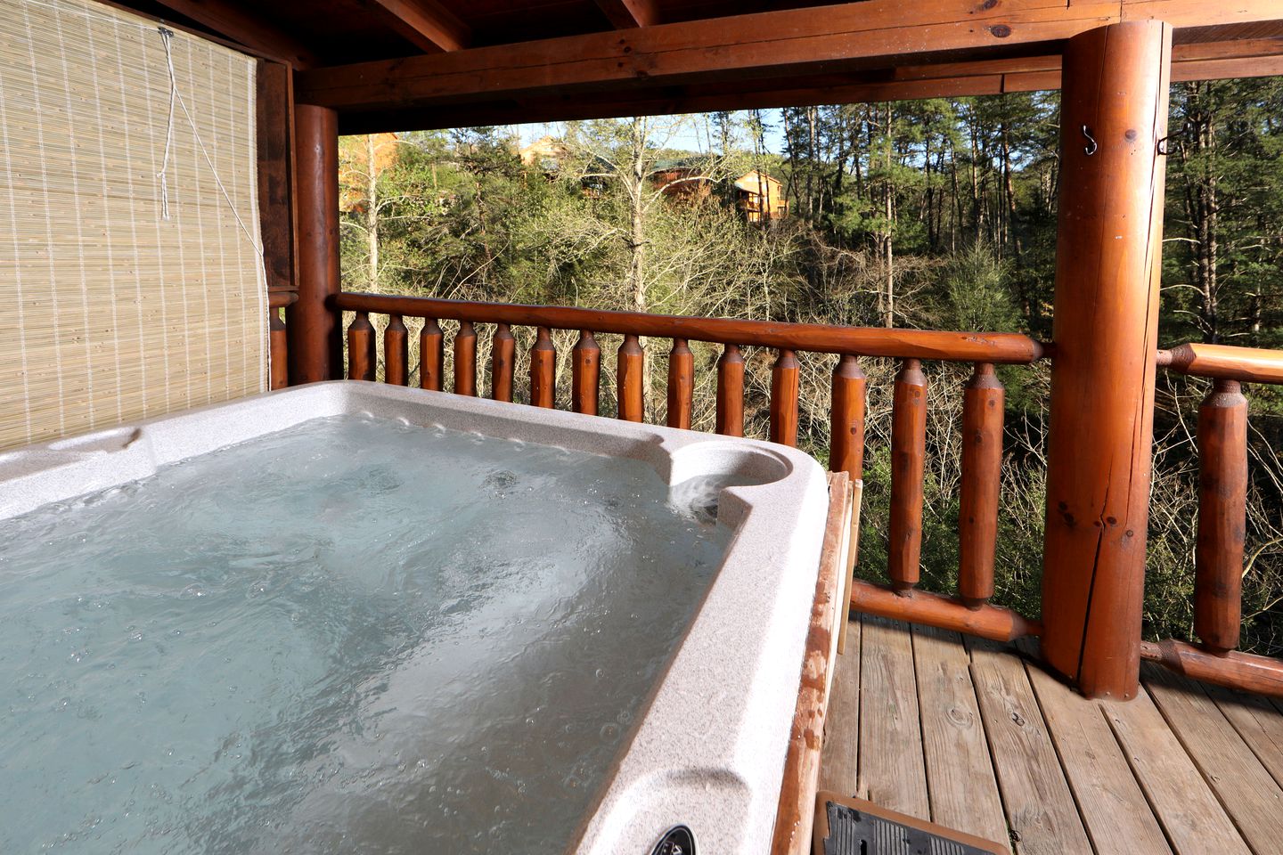 Wooden Pet-Friendly Cabin with Hot-Tub, Game Room and Pool in Sevierville, Tennessee