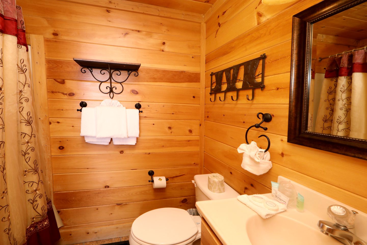 Wooden Pet-Friendly Cabin with Hot-Tub, Game Room and Pool in Sevierville, Tennessee