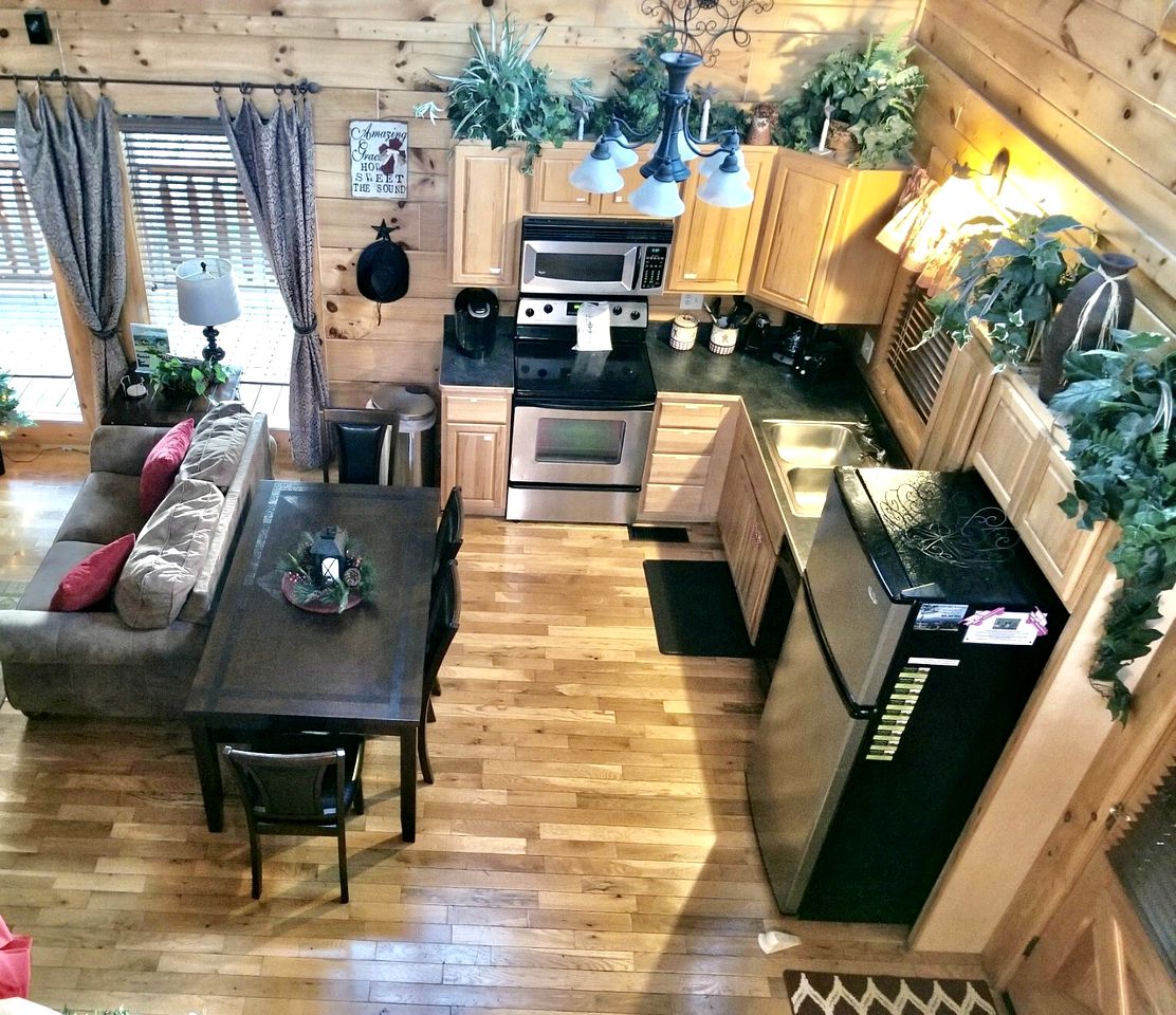 Wooden Pet-Friendly Cabin with Hot-Tub, Game Room and Pool in Sevierville, Tennessee