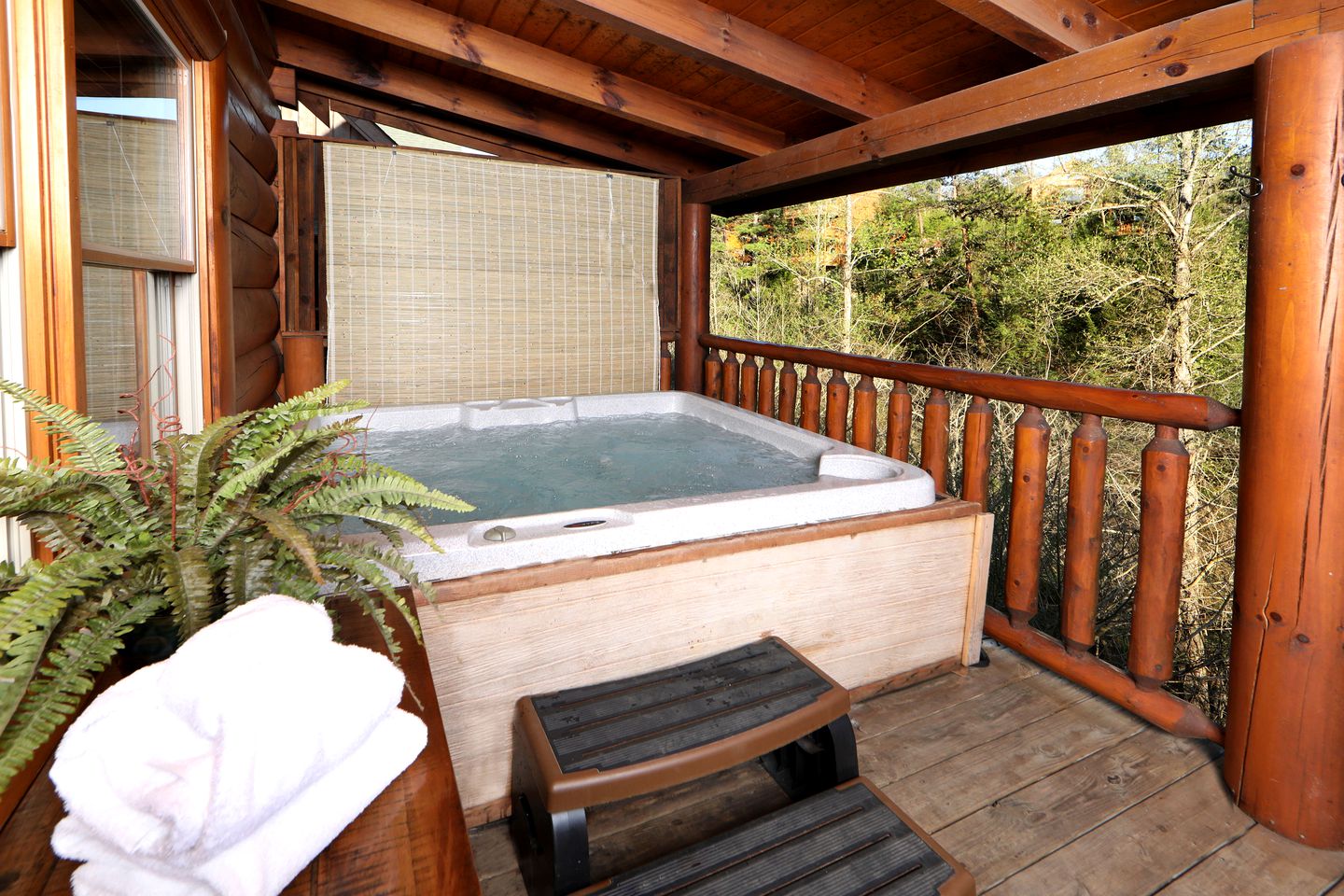 Wooden Pet-Friendly Cabin with Hot-Tub, Game Room and Pool in Sevierville, Tennessee