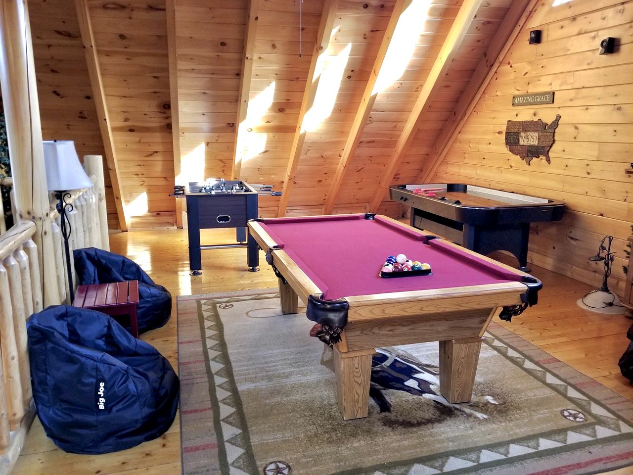 Wooden Pet-Friendly Cabin with Hot-Tub, Game Room and Pool in Sevierville, Tennessee