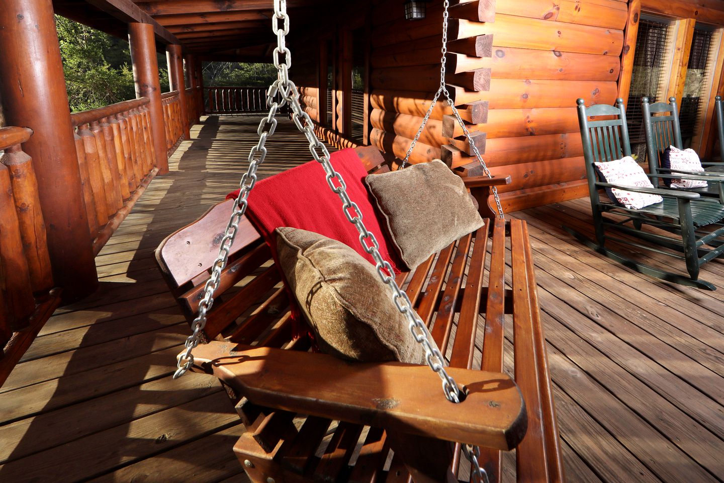 Wooden Pet-Friendly Cabin with Hot-Tub, Game Room and Pool in Sevierville, Tennessee