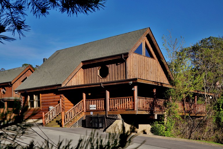 Wooden Pet-Friendly Cabin with Hot-Tub, Game Room and Pool in Sevierville, Tennessee