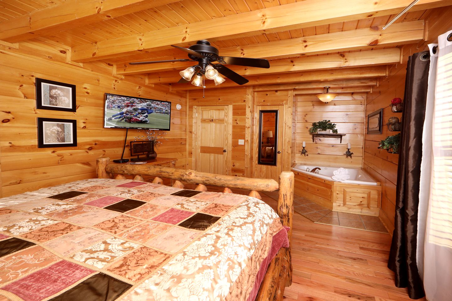 Wooden Pet-Friendly Cabin with Hot-Tub, Game Room and Pool in Sevierville, Tennessee