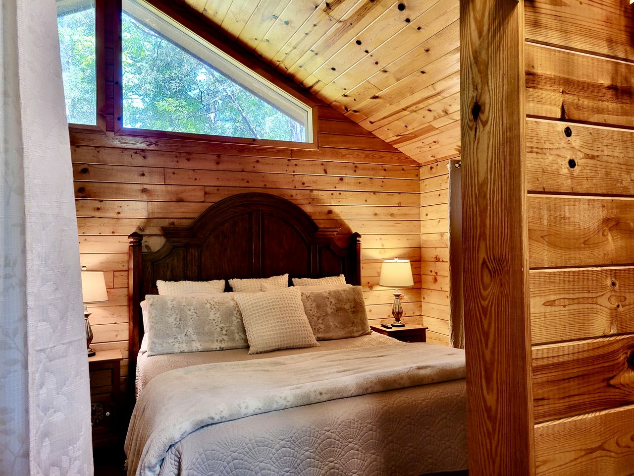 Rustic Cabin with Indoor Bath Spa and Deck in Arkansas