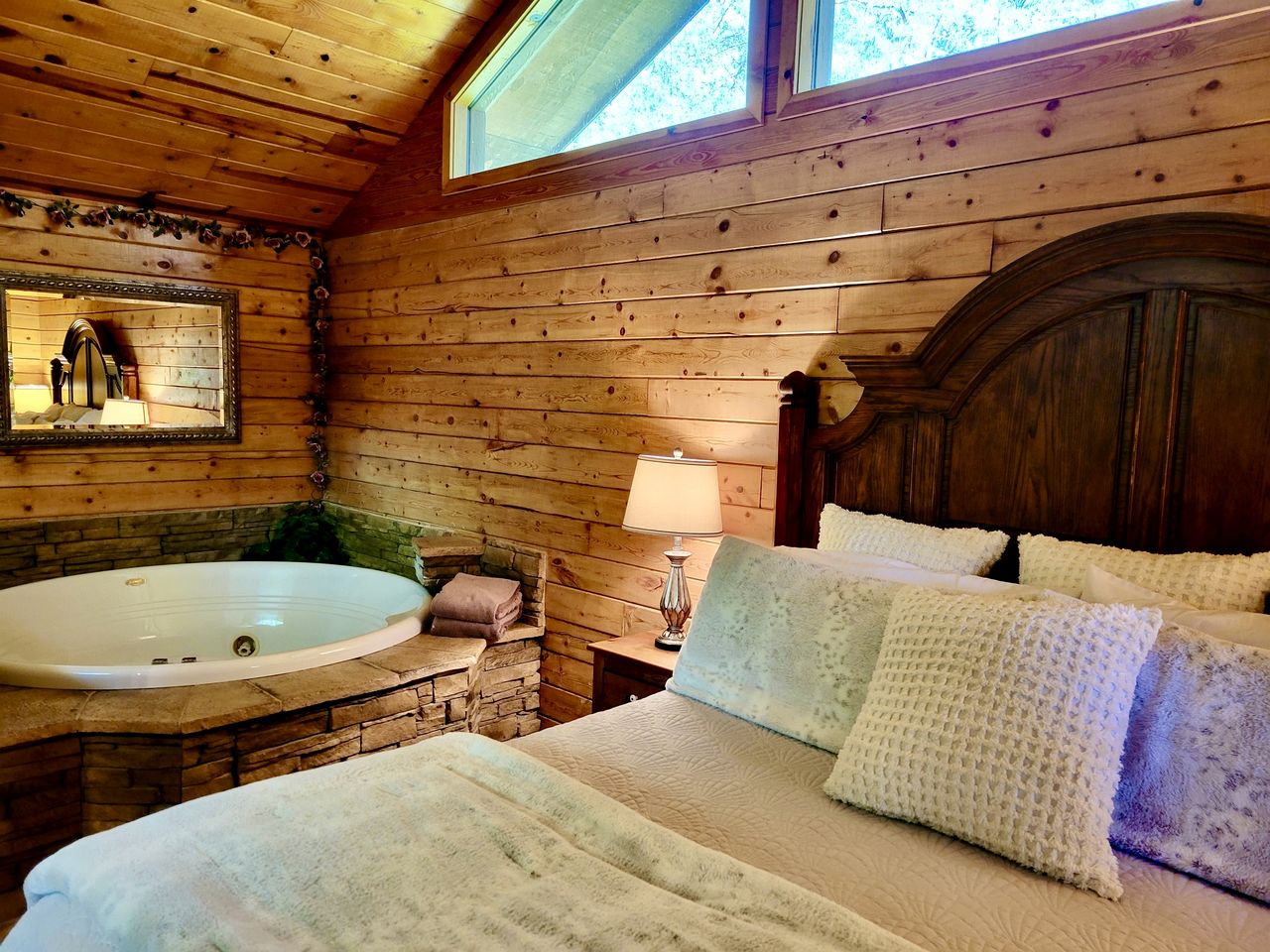 Rustic Cabin with Indoor Bath Spa and Deck in Arkansas