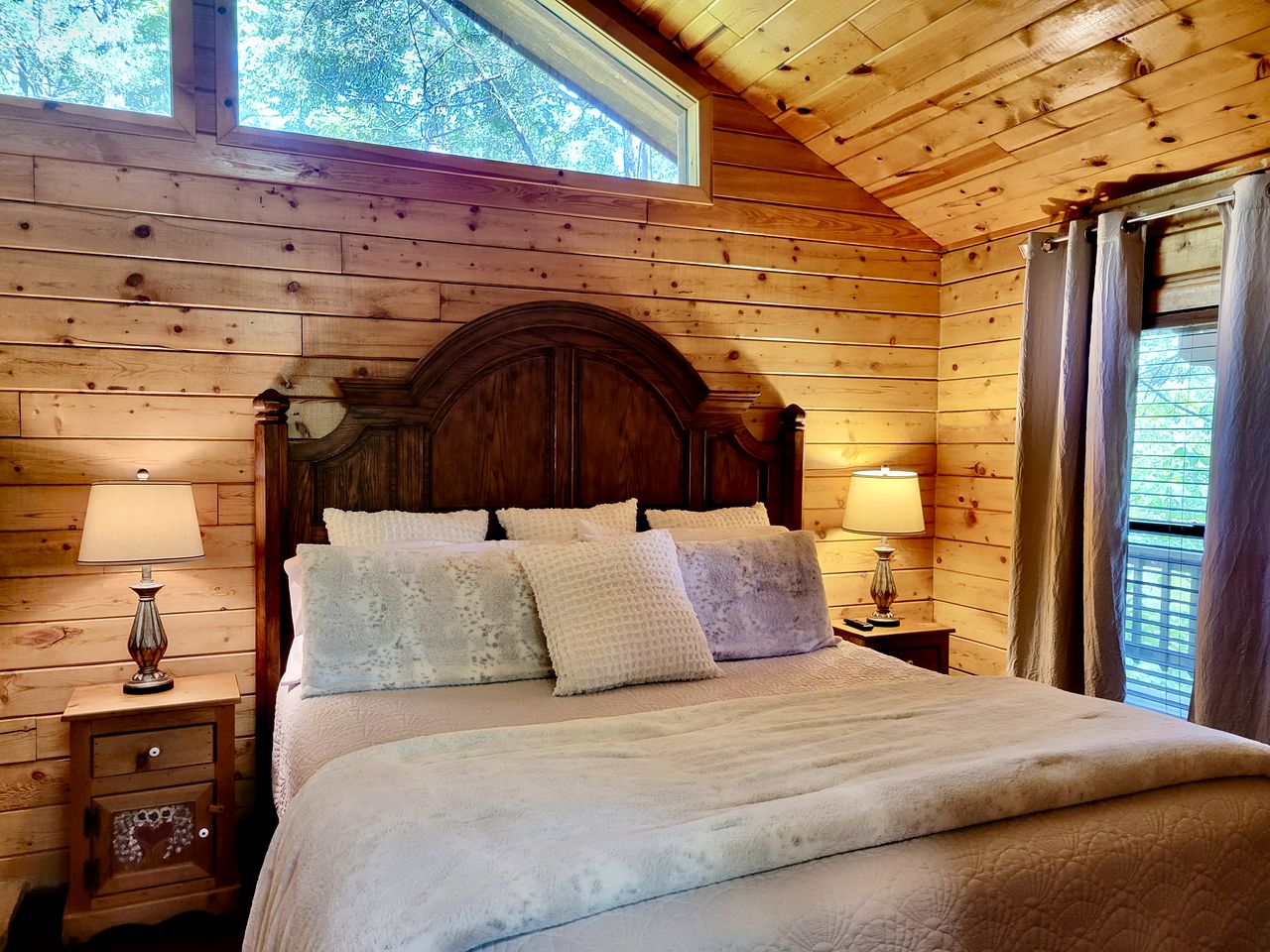 Rustic Cabin with Indoor Bath Spa and Deck in Arkansas