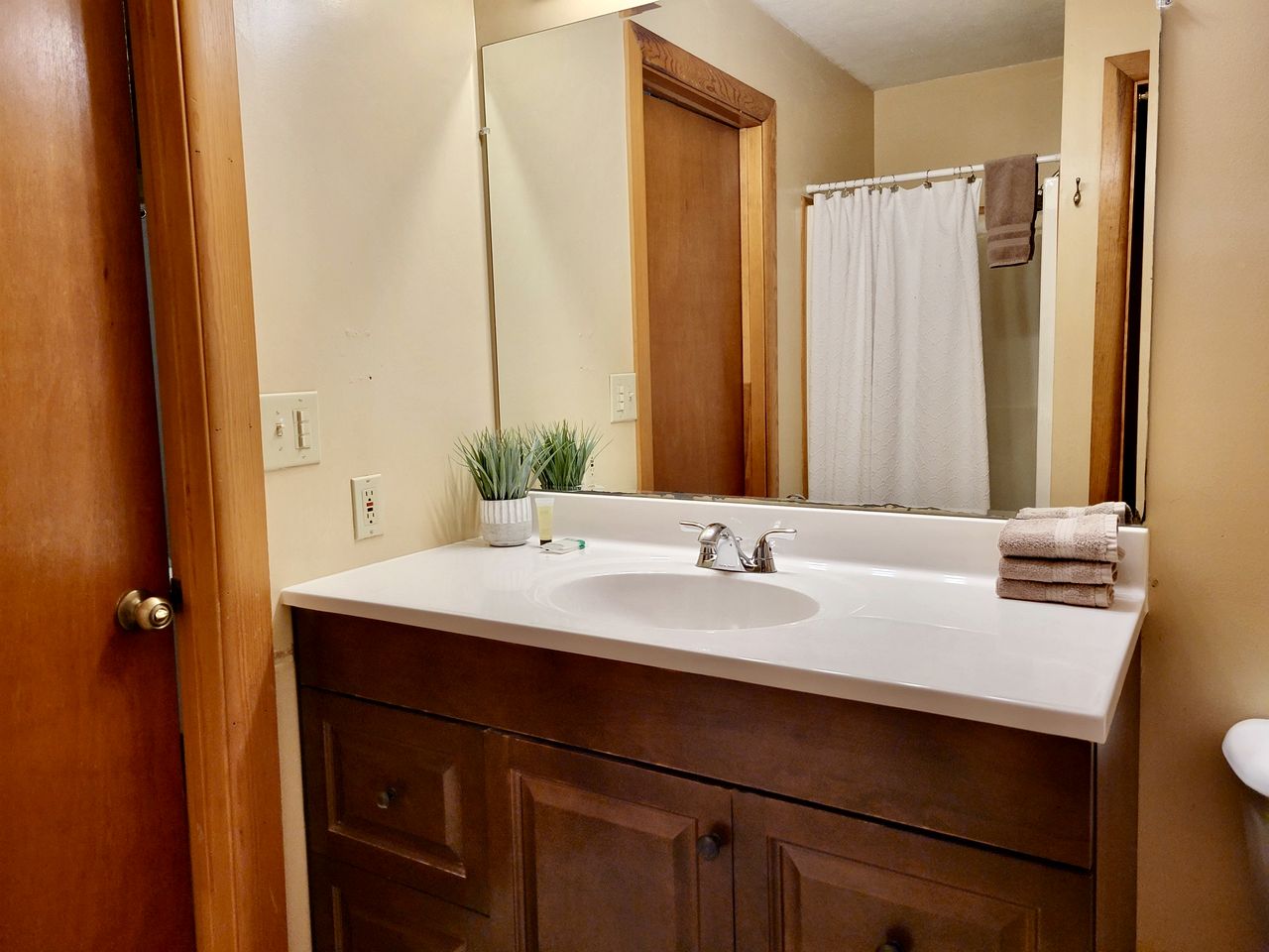 Rustic Cabin with Indoor Bath Spa and Deck in Arkansas