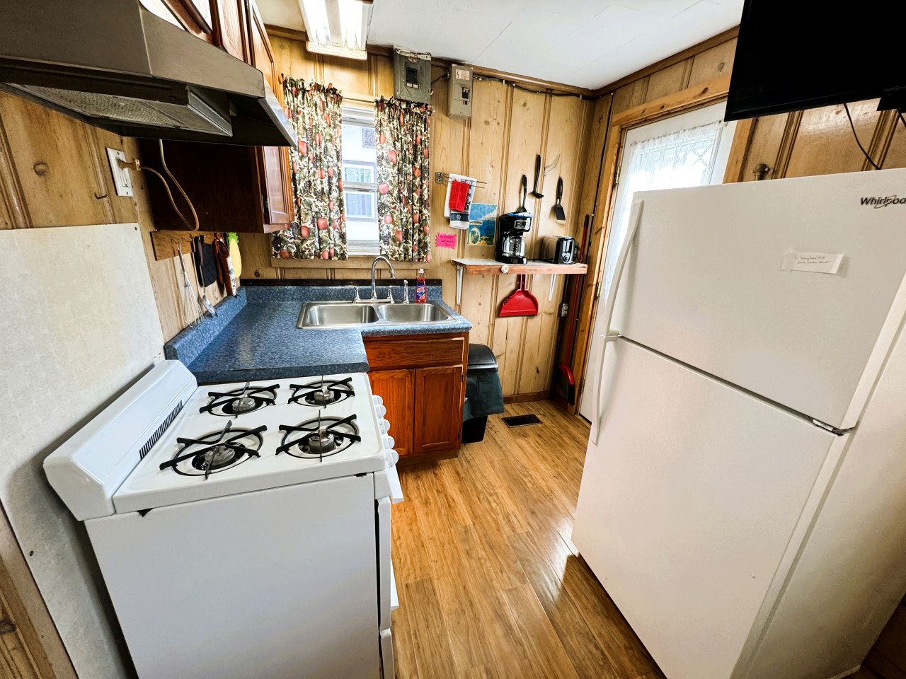 Rustic Cabin on Lake Taneycomo, Perfect for Your Next Fishing Vacation in Rockaway Beach, Missouri