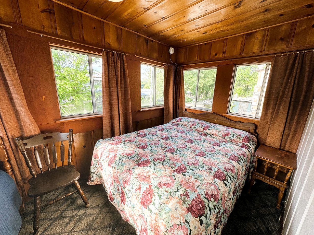 Rustic Cabin on Lake Taneycomo, Perfect for Your Next Fishing Vacation in Rockaway Beach, Missouri