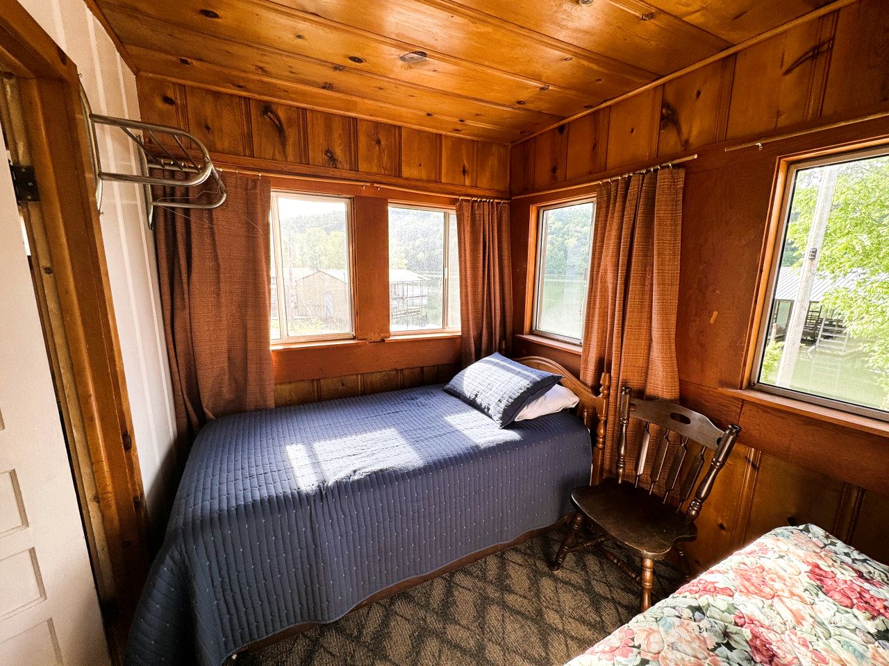 Rustic Cabin on Lake Taneycomo, Perfect for Your Next Fishing Vacation in Rockaway Beach, Missouri