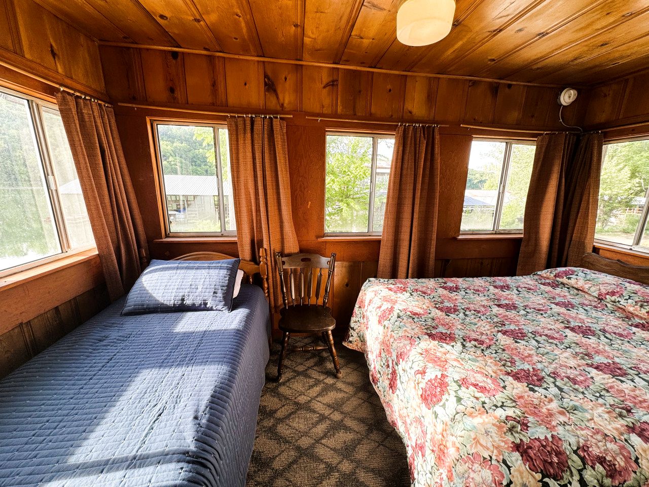Rustic Cabin on Lake Taneycomo, Perfect for Your Next Fishing Vacation in Rockaway Beach, Missouri