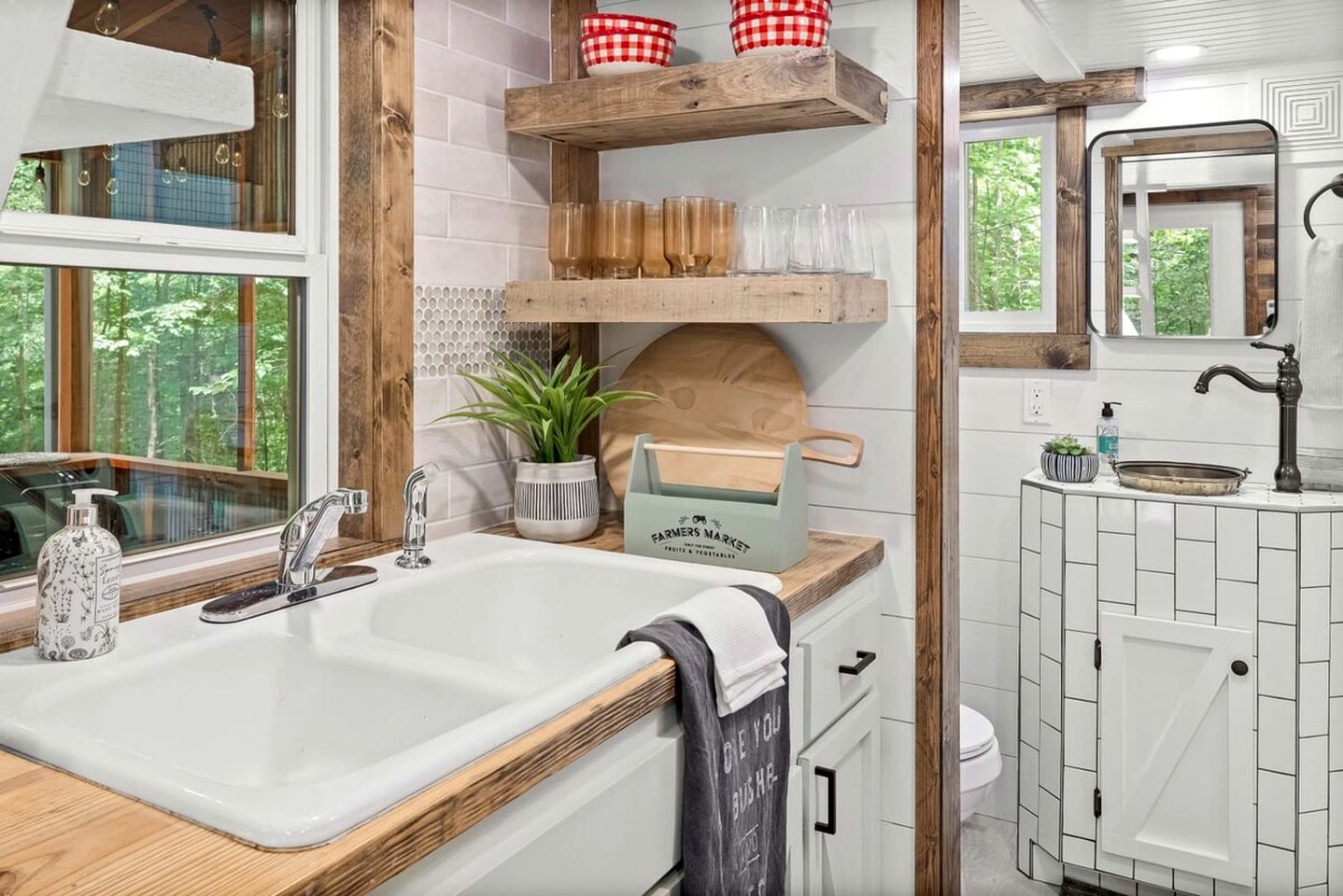 Off-Grid Cabin Surrounded by Trees in Pineville, Missouri