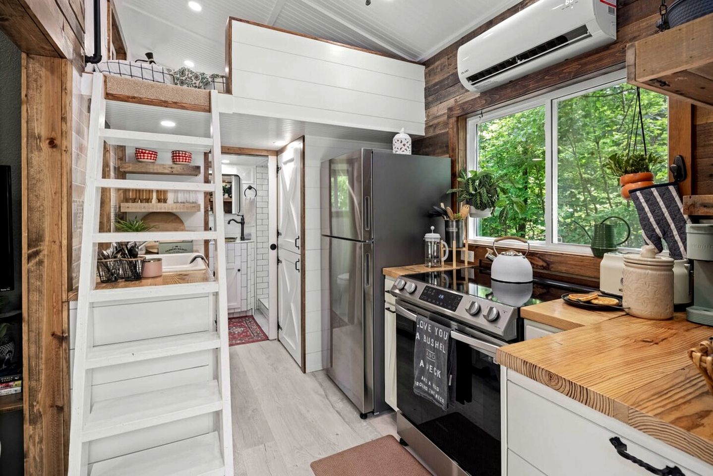 Off-Grid Cabin Surrounded by Trees in Pineville, Missouri