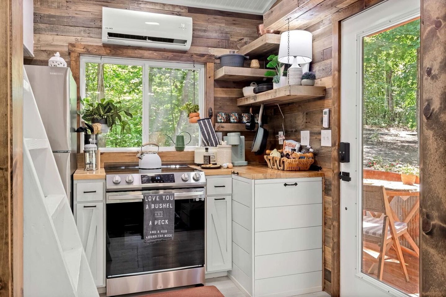 Off-Grid Cabin Surrounded by Trees in Pineville, Missouri