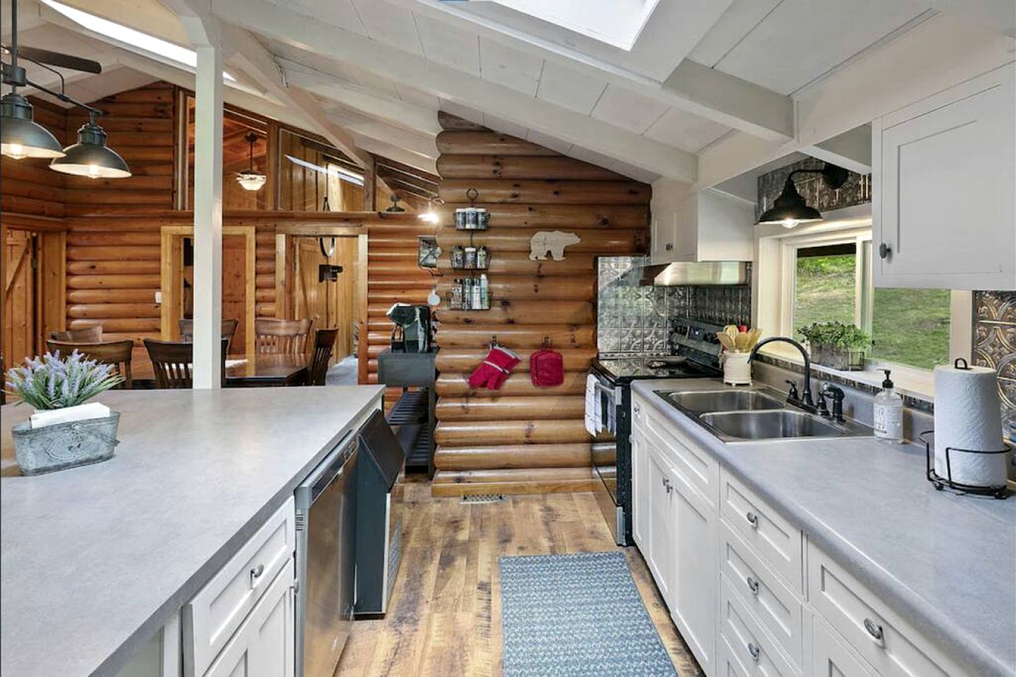 Rustic Cabin with Spa and Wonderful Outdoor Living in Tennessee