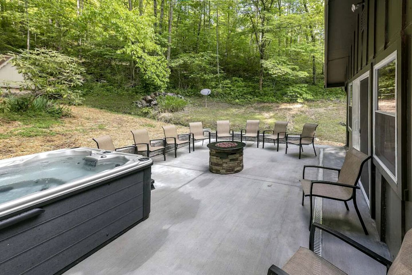 Rustic Cabin with Spa and Wonderful Outdoor Living in Tennessee