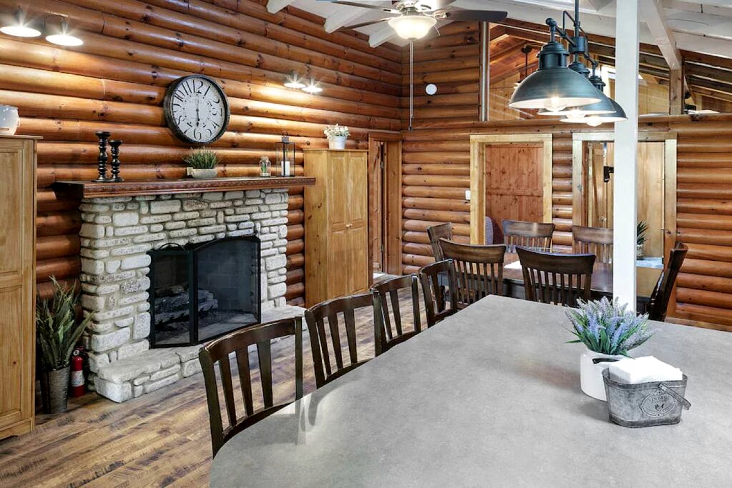 Rustic Cabin with Spa and Wonderful Outdoor Living in Tennessee
