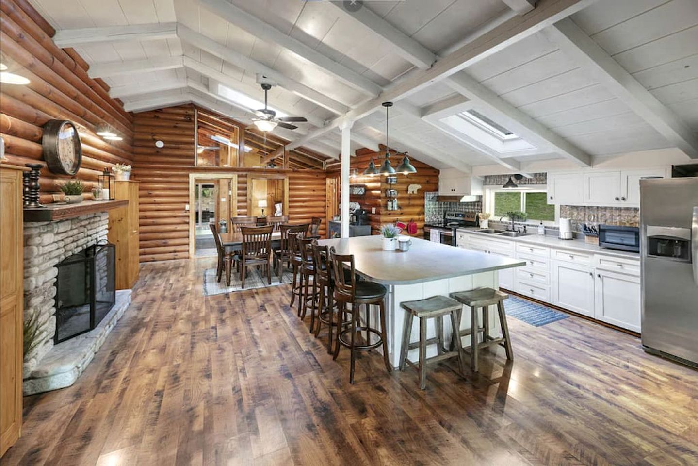 Rustic Cabin with Spa and Wonderful Outdoor Living in Tennessee