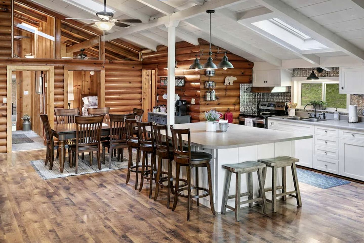 Rustic Cabin with Spa and Wonderful Outdoor Living in Tennessee