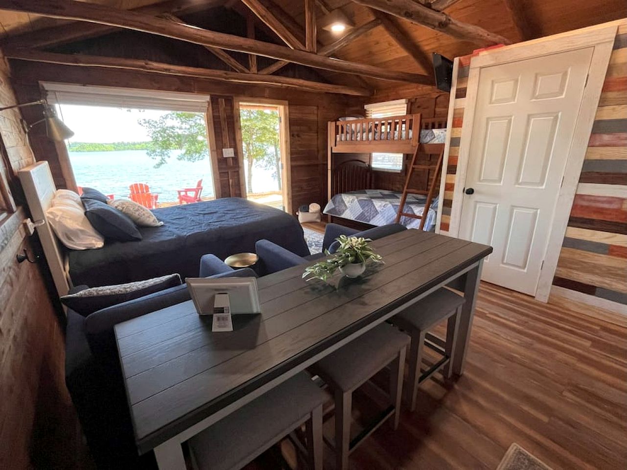 Cozy Waterfront Cabin for a Memorable Getaway on Toledo Bend Lake in Hemphill, Texas