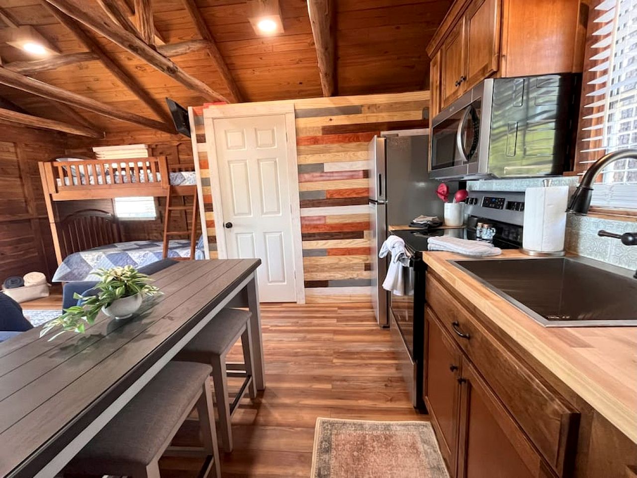 Cozy Waterfront Cabin for a Memorable Getaway on Toledo Bend Lake in Hemphill, Texas