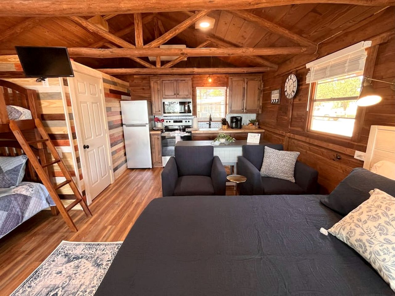 Cozy Waterfront Cabin for a Memorable Getaway on Toledo Bend Lake in Hemphill, Texas