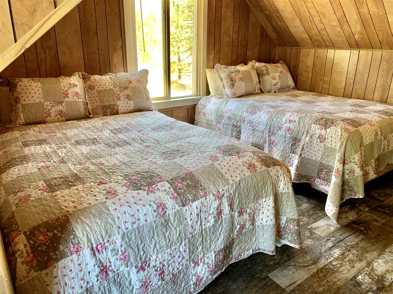 Charming and Rustic Cabin in Big Bear, California, Perfect for a Weekend Glamping Retreat