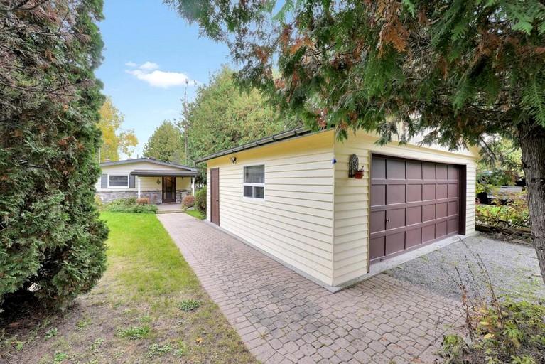 Cottages (Canada, Kirkfield, Ontario)