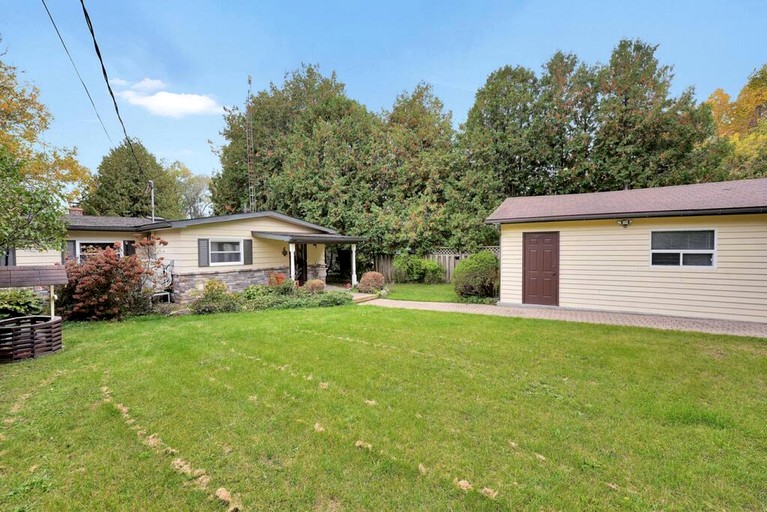 Cottages (Canada, Kirkfield, Ontario)