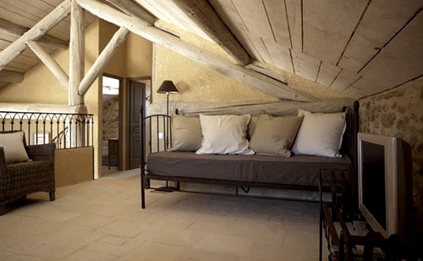 Rustic Cottage with Modern Furnishings and Private Pool near Marseille, France