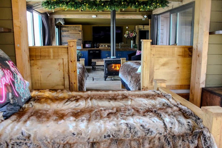 Cabins (United Kingdom, Faldingworth, Lincolnshire)