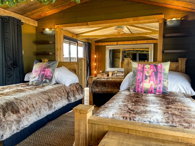 Cabins (United Kingdom, Faldingworth, Lincolnshire)