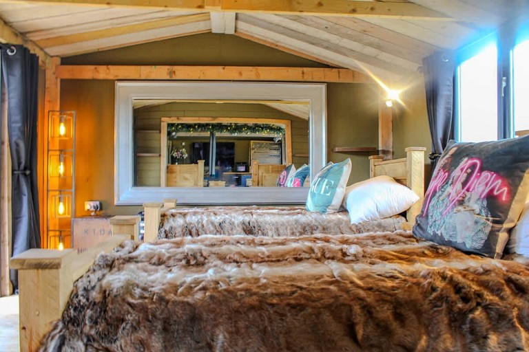 Cabins (United Kingdom, Faldingworth, Lincolnshire)