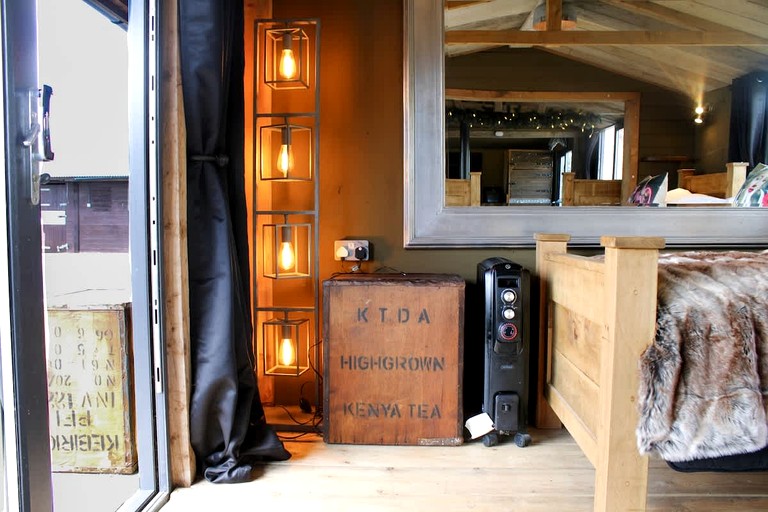 Cabins (United Kingdom, Faldingworth, Lincolnshire)