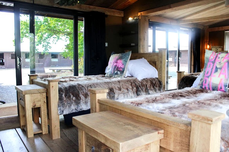 Cabins (United Kingdom, Faldingworth, Lincolnshire)