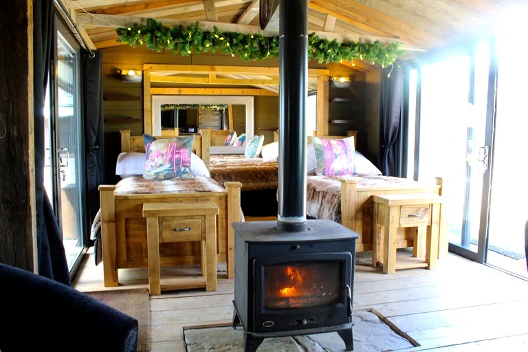 Cabins (United Kingdom, Faldingworth, Lincolnshire)